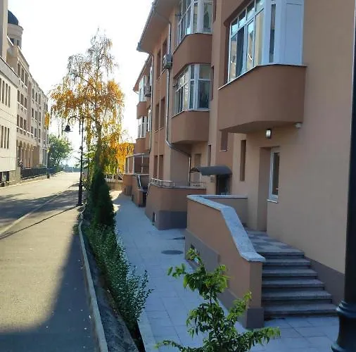 Unique Location With Parking Apartment *