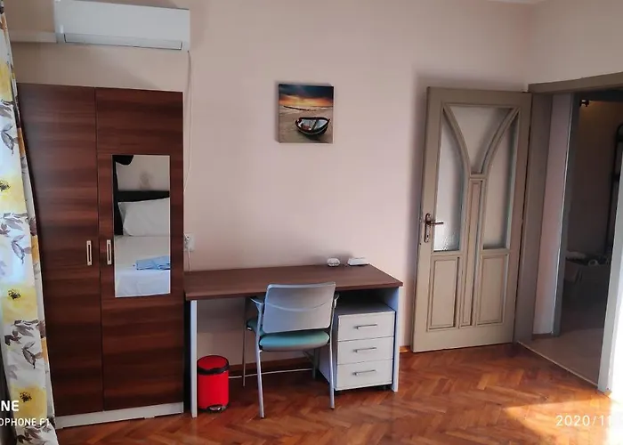 Unique Location With Parking Apartment *