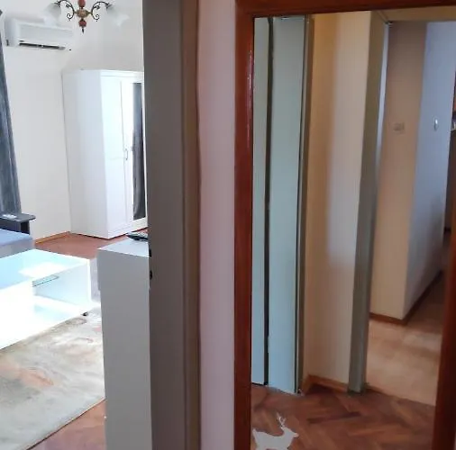 Unique Location With Parking Apartment *