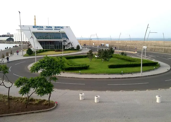 아파트 Unique Location With Parking