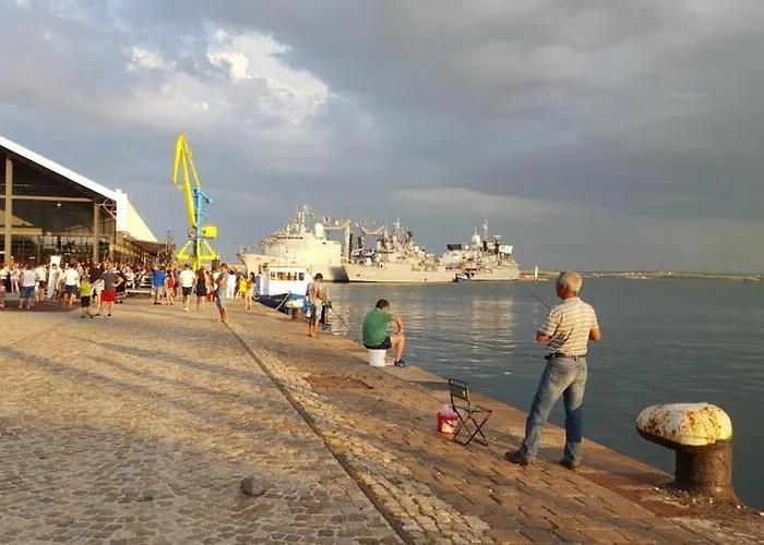 Unique Location With Parking Apartment *