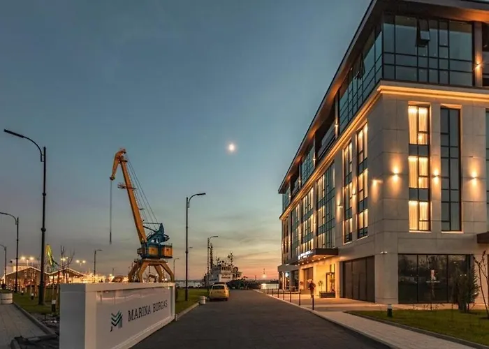 Unique Location With Parking Apartment *