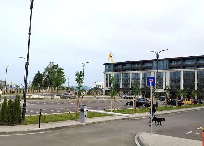 Unique Location With Parking 아파트 *