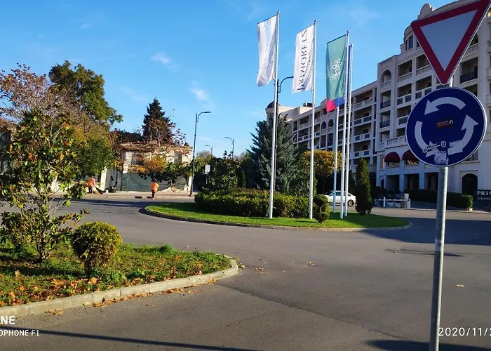 Unique Location With Parking Διαμέρισμα *